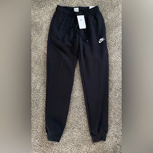 Nike Women’s Standard Fit Mid Rise jogger sweatpants
